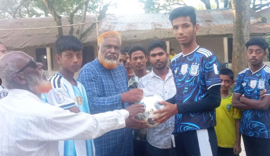 মাদকমুক্ত সমাজ গড়তে যুবকদের ফুটবল দিলেন চেয়ারম্যান প্রার্থী হামিদুর রহমান
