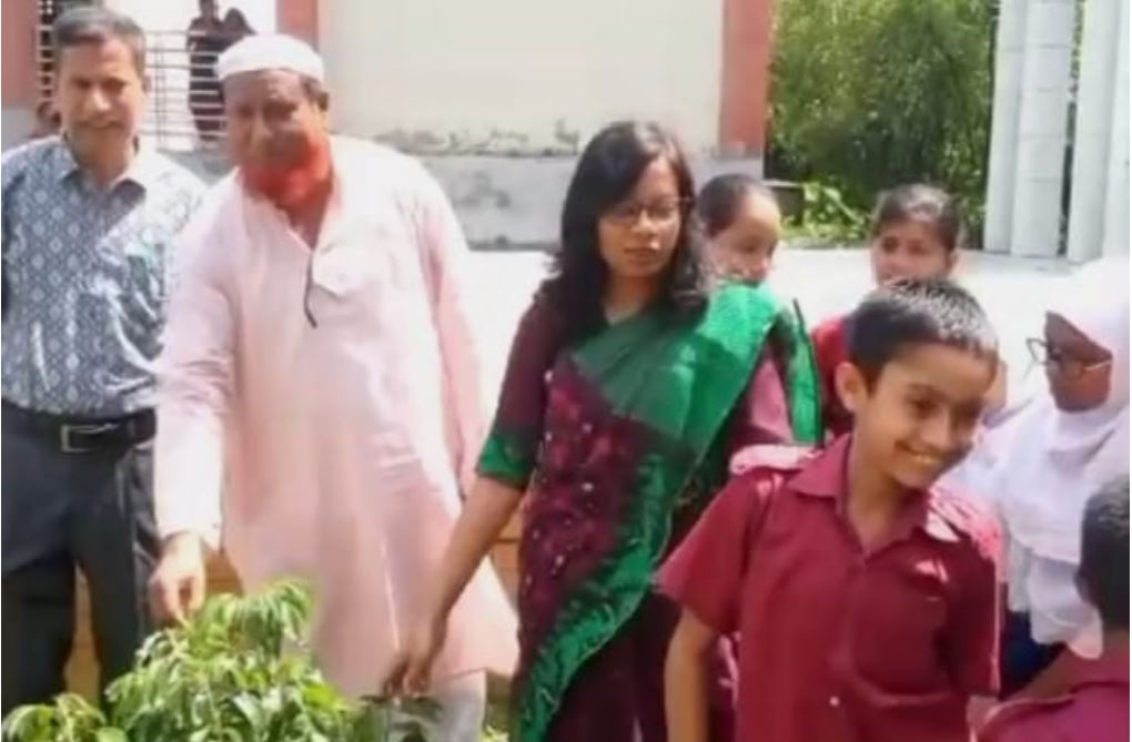 পাঁচবিবির ইউএনও কাশপিয়া তাসরিন শিশুদের নিয়ে বৃক্ষরোপণ করলেন