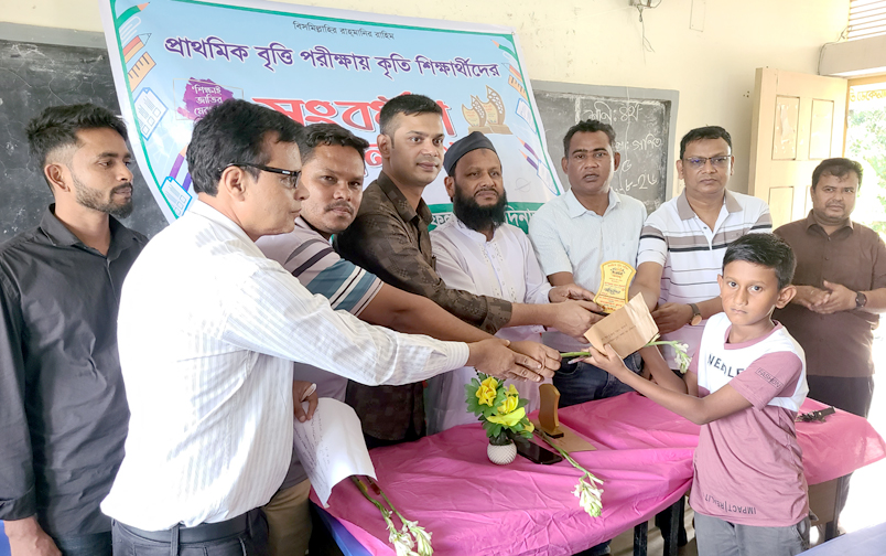 ফুলবাড়ীতে বৃত্তিপ্রাপ্ত শিশু শিক্ষার্থীদের সংবর্ধনা প্রদান