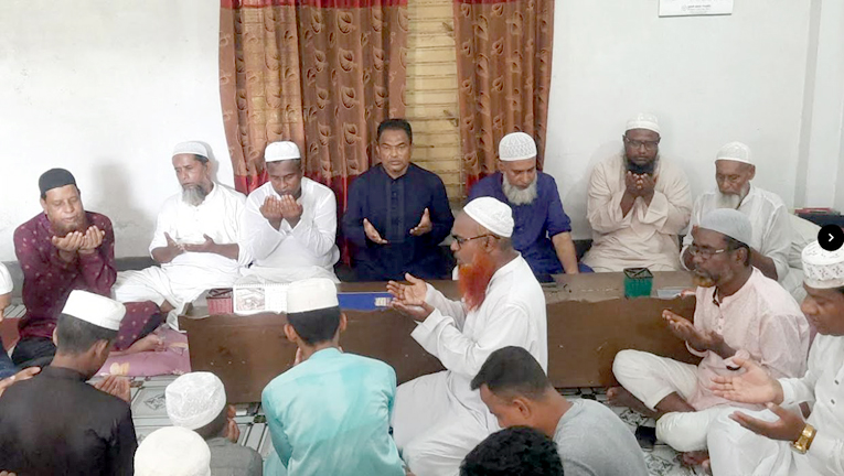 হিলিতে সাবেক প্রধানমন্ত্রী খালেদা জিয়ার জন্মদিনে এতিম শিশুদের মাঝে খাবার বিতারণ