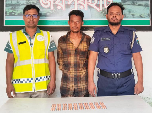 পাঁচবিবি থানা পুলিশ ২০০ পিস টাপেন্টাডল সহ এক যুবককে আটক করেছে