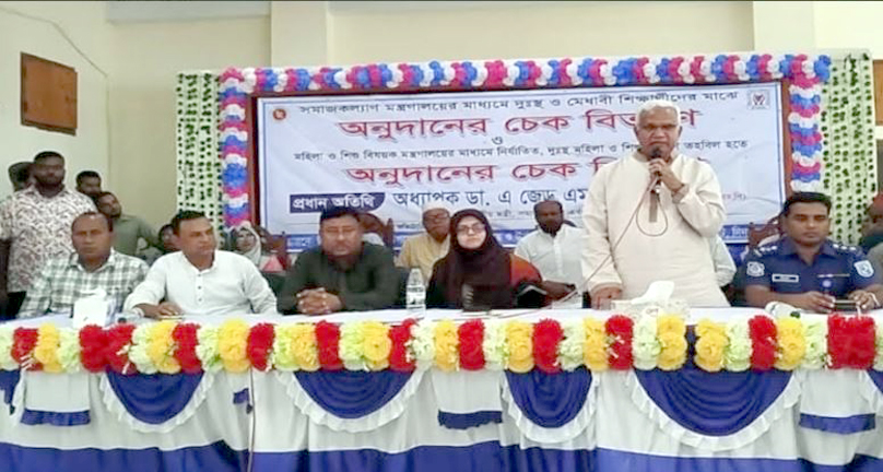 ঘোড়াঘাটে দরিদ্র-মেধাবী শিক্ষার্থী ও রোগীদের অনুদান, ছাত্রীদের মাঝে বাইসাইকেল বিতরণ