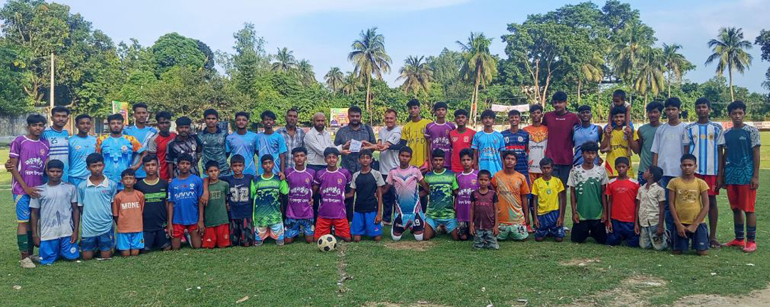 বিরল সরকারি পাইলট মডেল উচ্চ বিদ্যালয় মাঠে খেলোয়াড়দের জেলা ক্রীড়া অফিসারের অনুপ্রেরণা