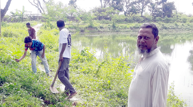 হিলির কেন্দ্রীয় কবরস্থান পরিষ্কার পরিচ্ছন্নতা কাজ করছে স্বেচ্ছাসেবক দলের কর্মী