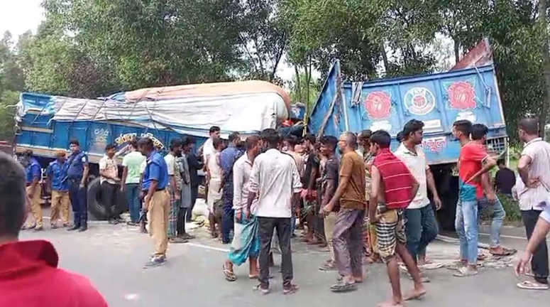 বিরামপুরে দুই ট্রাকের মুখোমুখি সংঘর্ষে নিহত ১, আহত ৪