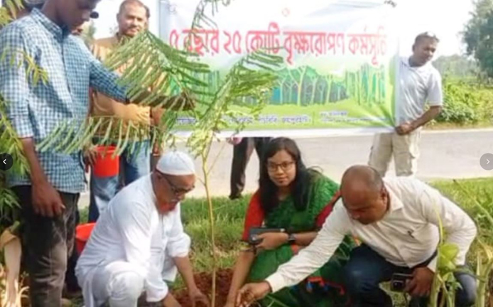 পাঁচবিবির রাস্তায় ফুল-ফলের গাছ রোপণ  করেন ইউএনও কাশপিয়া তাসরিন