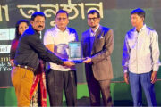 ভলিবলে অসামান্য অবদানের স্বীকৃতিস্বরূপ দিনাজপুরের বিশিষ্ট ক্রীড়া সংগঠক সমিরন ঘোষকে ভলিবল ফেডারেশনের সম্মাননা প্রদান