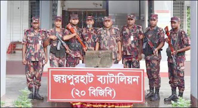 বিজিবির কাছে ৩২০ কেজি ওজনের প্রাচীন পাথরের স্তম্ভ হস্তান্তর