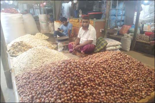 হিলিতে সপ্তাহের ব্যবধানে পেঁয়াজের দাম কেজিতে বাড়ল ১০ টাকা