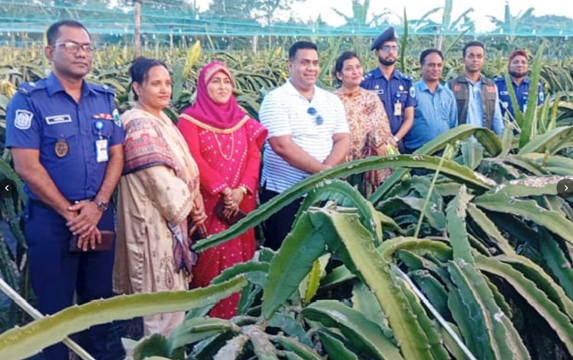 পাঁচবিবির ড্রাগন বাগান পরিদর্শন করেন পুলিশের ডিআইজি আশিক সাঈদ