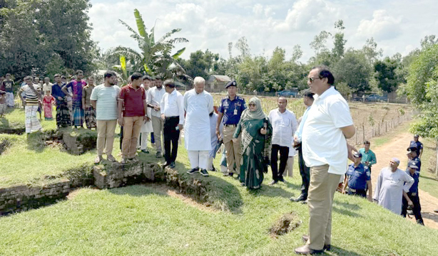 সীতাকোট বিহার ও রক্ষুণি কান্ত বাবুর জমিদার বাড়ি পরিদর্শনে  মন্ত্রী-প্রতিমন্ত্রীসহ ঊর্ধ্বতন কর্মকর্তারা