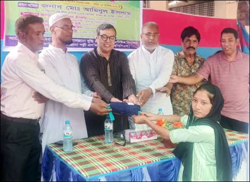 চাহিদাসম্পন্ন শিক্ষার্থীরা পেল স্কুল ড্রেস