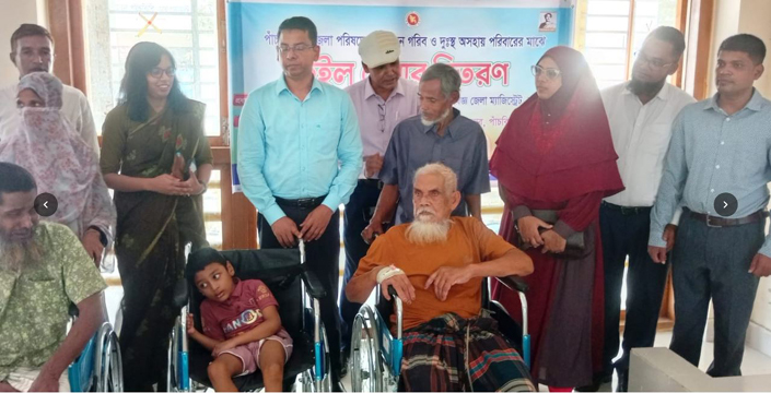 পাঁচবিবি দুঃস্থদের মাঝে হুইল চেয়ার বিতরণ