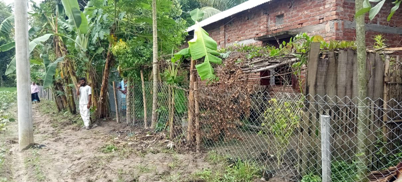 বিরলে বাসভবনে যাতায়াতের পথে তাঁরকাটার বেড়া অপসারণে সহযোগিতার আহ্বান জানিয়েছে জুলেখার পরিবার