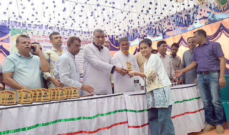 ফুলবাড়ীতে বৃত্তিপ্রাপ্ত শিক্ষার্থীকে সংবর্ধনা ও অভিভাবক সমাবেশ অনুষ্ঠিত