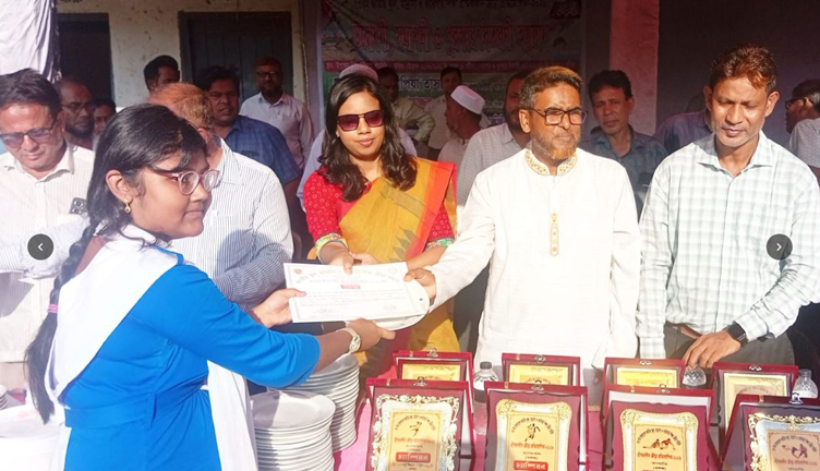 পাঁচবিবিতে ৩৩'তম জাতীয় গ্রীষ্মকালীন ক্রীড়া প্রতিযোগিতার পুরস্কার বিতরণ