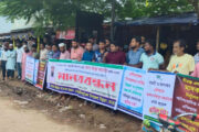 রাণীশংকৈলে এসিল্যান্ডের বদলি প্রত্যাহারের দাবিতে মানববন্ধন