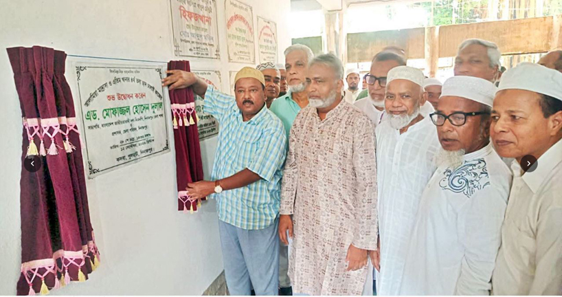 দিনাজপুরে আলামিয়া মাদ্রাসা ও এতিমখানার ৪র্থ তলার ছাদ ঢালাই কাজের উদ্বোধন