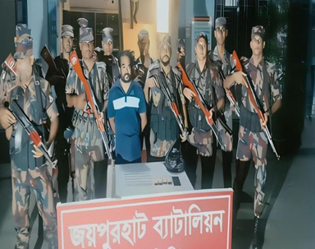 হিলিতে বিজিবি-ডিএনসির যৌথ অভিযানে মাদক ব্যবসায়ী গ্রেফতার