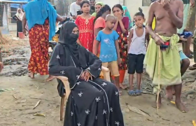 বিয়ের দাবিতে ছেলের বাড়ির সামনে কিশোরীর অনশন, দুই দিনেও মেলেনি সুরাহা