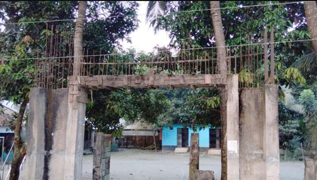 চার বছরেও শেষ হয়নি স্কুল গেট নির্মাণ, ঝুঁকিতে শিক্ষার্থীরা