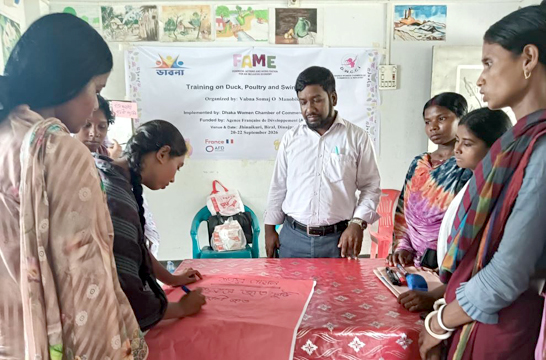 বিরলে হাঁস-মুরগী ও শুকর লালন পালন বিষয়ক প্রশিক্ষণ সম্পন্ন
