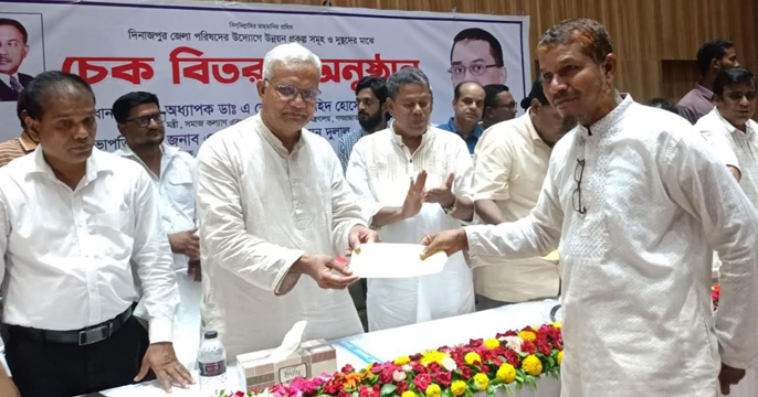 উন্নয়ন প্রকল্প সমূহ ও দুঃস্থদের মাঝে জেলা পরিষদের চেক বিতরণ করলেন -সমাজ কল্যাণ মন্ত্রী ডা. জাহিদ হোসেন