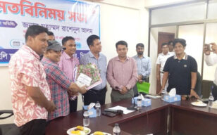 হিলি স্থলবন্দরের ব্যবসায়ীদের সঙ্গে রংপুর কমিশনারের মতবিনিময়