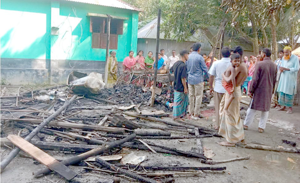 ধুনটে অগ্নিকাণ্ডে সর্বস্বান্ত বাদ্যকর পরিবার