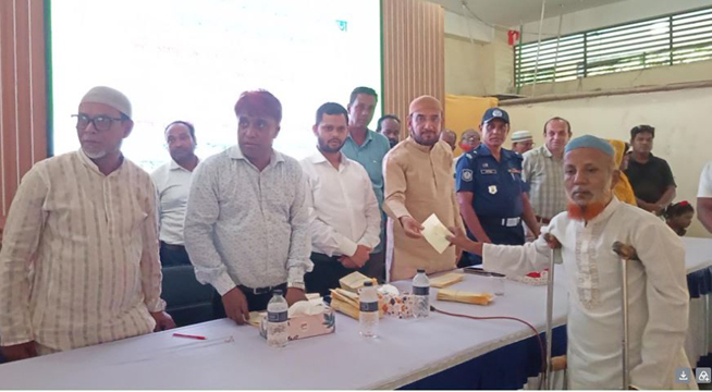 বিরলে দুস্থ ও অসহায়দের মাঝে নগদ অর্থ বিতরণ