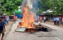 দিনাজপুরে শিশু নিখোঁজ ঘটনায় অভিযুক্তের বাড়ি ভাঙচুর, সড়ক অবরোধ