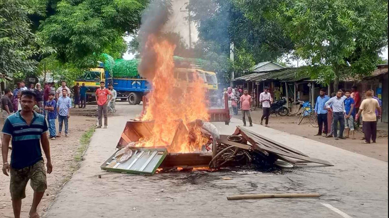 দিনাজপুরে শিশু নিখোঁজ ঘটনায় অভিযুক্তের বাড়ি ভাঙচুর, সড়ক অবরোধ