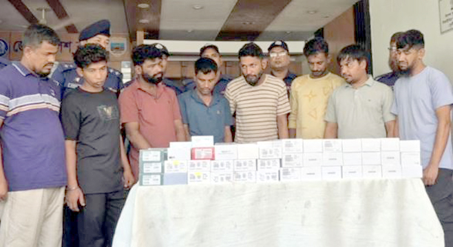বগুড়ায় চুরির ৯৪টি মুঠোফোনসহ চোর চক্রের ৮ সদস্যকে বাস থেকে গ্রেপ্তার