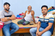 অসুস্থ প্রবীণ সাংবাদিক হাফিজার রহমানকে দেখতে গেলেন তিন তরুণ সাংবাদিক