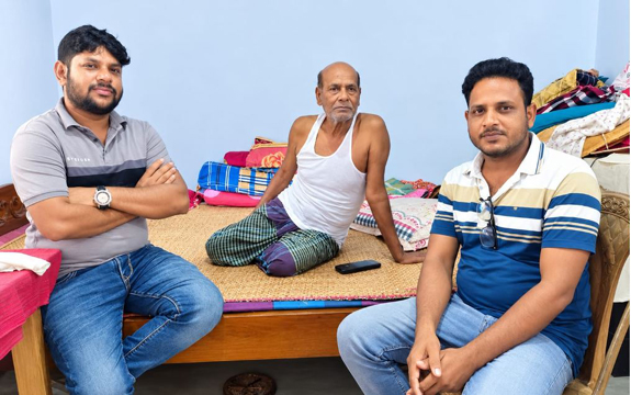 অসুস্থ প্রবীণ সাংবাদিক হাফিজার রহমানকে দেখতে গেলেন তিন তরুণ সাংবাদিক