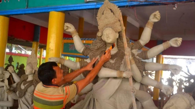 ৭৩১ মণ্ডপে দুর্গাপূজা প্রতিমা তৈরিতে ব্যস্ত শিল্পীরা :  বগুড়ায় আর কদিন পড়েই ঢাকে কাঠি পড়বে, বাজবে শঙ্খধ্বনি