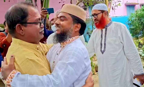 ভোটের লড়াই শেষে জামায়াত প্রার্থীর বাসায় ফুল নিয়ে ফয়সল
