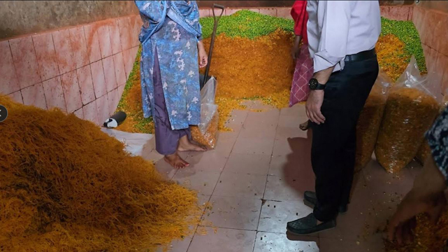 চানাচুর ময়লা মেঝেতে ঢেলে খালি পায়ে মাড়িয়ে মসলা মাখানো হচ্ছিল শহিদ বেকারিকে লাখ টাকা জরিমানা