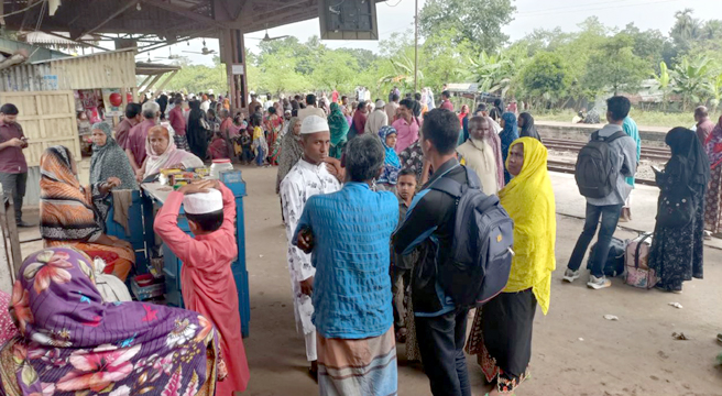 রোগমুক্তি লাভের আশায় আত্রাইয়ের হুজুরের পানিপড়া নিতে  ফুলবাড়ী স্টেশনে নারী-পুরুষের উপচেপড়া ভিড়