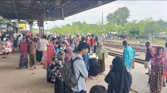 ফুলবাড়ী স্টেশন দিয়ে ট্রেন চলাচলে দীর্ঘ বিলম্ব, ভোগান্তিতে যাত্রীসাধরণ