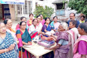 দুর্গাপূজা উপলক্ষে রায়সাহেববাড়ী সারদা সংঘের বস্ত্র বিতরণ