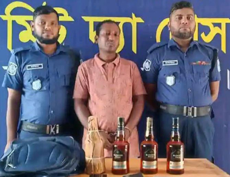 হাকিমপুরে মদসহ আটক ভারতীয় নাগরিক, উদ্ধার ৪ বোতল