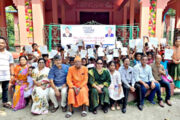 খোচনা রামকৃষ্ণ আশ্রম স্কুলের দুস্থ শিশুদের মাঝে শিক্ষা উপকরণসহ শুকনো খাবার বিতরণ