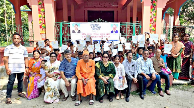 খোচনা রামকৃষ্ণ আশ্রম স্কুলের দুস্থ শিশুদের মাঝে শিক্ষা উপকরণসহ শুকনো খাবার বিতরণ