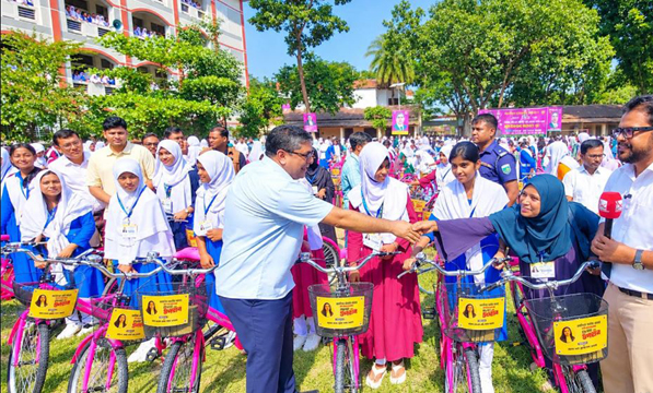 জাইমা রহমানের জন্মদিনে ৫৪৮ ছাত্রীকে বাইসাইকেল দিলেন প্রতিমন্ত্রী মীর শাহে আলম 