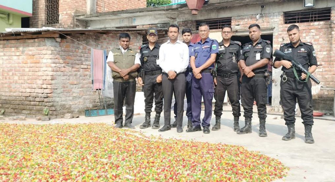 বগুড়ায় অপরিচ্ছন্ন ছাদে শুনানো হচ্ছিল চিপস অস্বাস্থ্যকর পরিবেশে চিপস তৈরি ৫০ হাজার টাকা জরিমানা