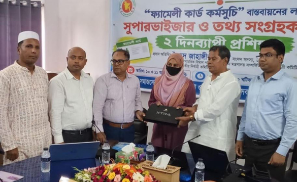 দিনাজপুরে ‘ফ্যামিলি কার্ড কর্মসূচি’ বাস্তবায়নে সুপারভাইজার ও তথ্য সংগ্রহকারীদের মাঝে ট্যাব বিতরণ